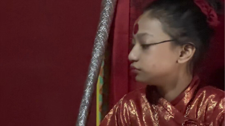 Cô gái sống như nữ thần Kumari của Nepal