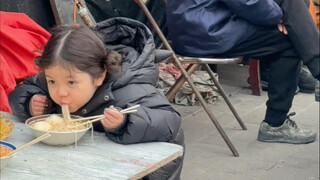吃饭这件事她真的没有一个动作是多余的