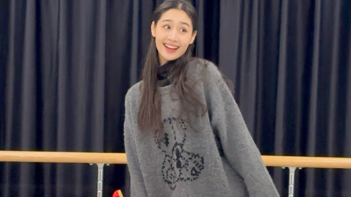 The moon shines by the wall—let me serenade you with a little tune!