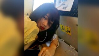 火车上，一名女乘客这样看着我，我该怎么办？