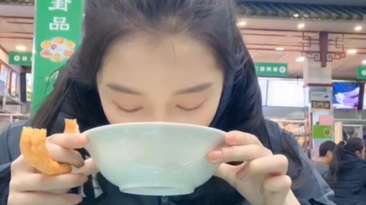 Detox? I’ve never understood why Guan Xiaotong loves drinking bean juice so much.