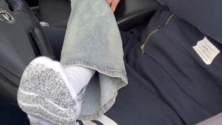 Thằng em họ chỉ biết bắt nạt tôi, chân hôi mãi không chịu rửa rồi lại cởi ra đưa cho tôi...