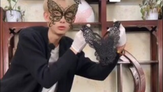 Có buồn cười không? Tôi chỉ thấy một người bán khẩu trang tuyệt vọng 😢