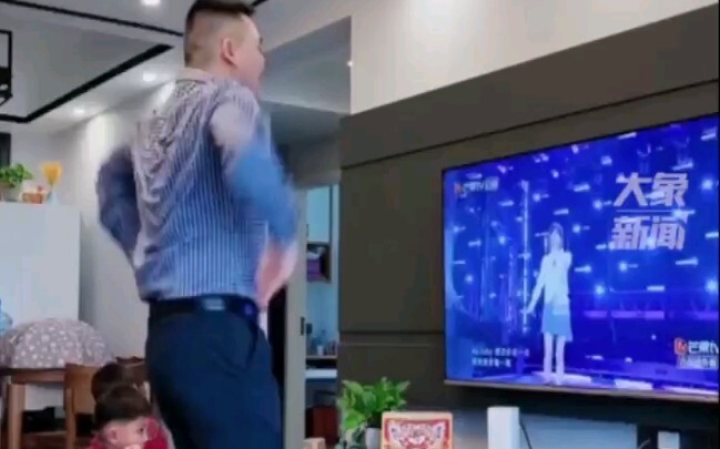 Cyndi Wang bernyanyi dan menari "Love You" lagi, dan penggemar pria paruh baya mengikutinya dengan b