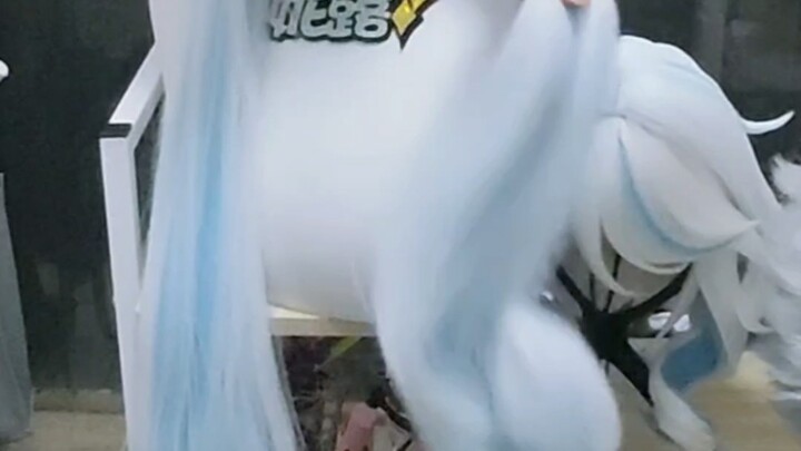 بفضل معالجة الفرو باتجاه الشعر، لن تقلق أمي بعد الآن من أن أعود من معرض الأنمي وأجد شعري متشابكًا تم