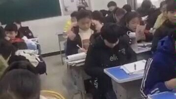 小伙你成功让老师记住你了