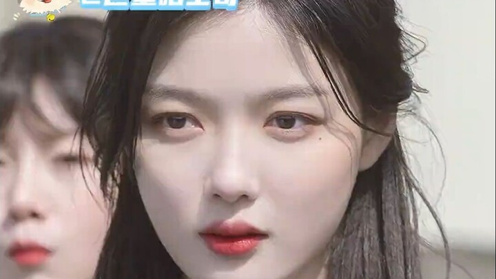 17-year-old Kim Yoo-jung has effortlessly charmed everyone with her sweetness!!