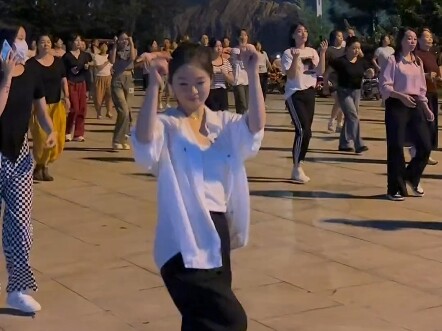 Here comes the show-off, showing off a bit! Hahaha #SquareDanceXiaoLuban #GetHypedToTheBeat #LoveDan