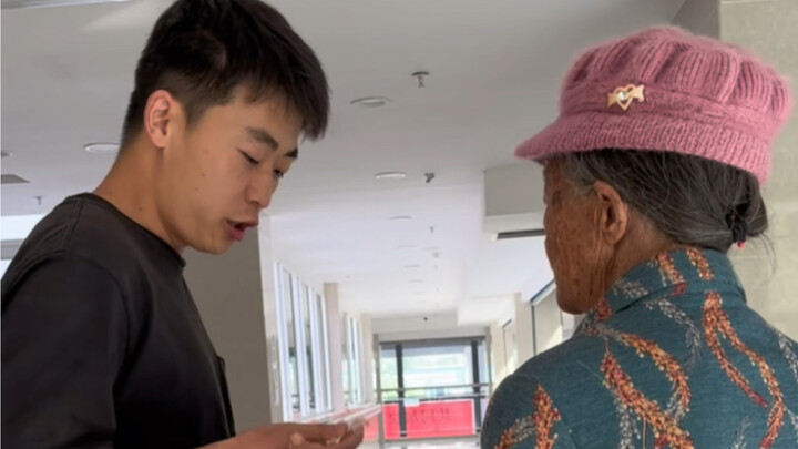 Nenek bercerita di tengah perjalanan bahwa tadi malam ia telah memberikan seluruh uang yang ia milik