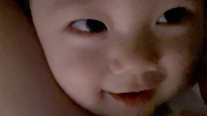 เมื่อคุณคิดว่าลูกมนุษย์หลับสนิทแล้วก็เริ่มเล่นมือถือได้อย่างสบายใจ…