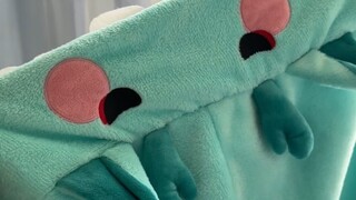 The cat dragon cape worn by earthlings is about to start! Like the button eyeballs!