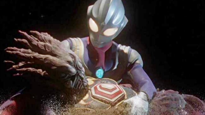 Saya Ultraman, tapi tahun itu saya jatuh cinta dengan monster!