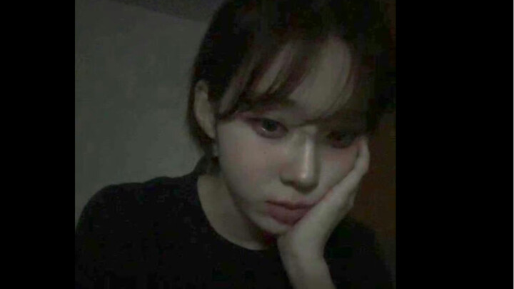 After accidentally ending the livestream, Dongzi apologized in four languages—so cute it was almost 