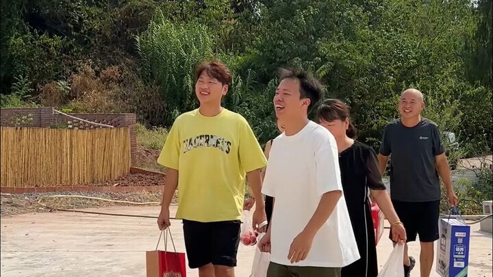 Ruo Yu’s family’s visiting—time to play host!