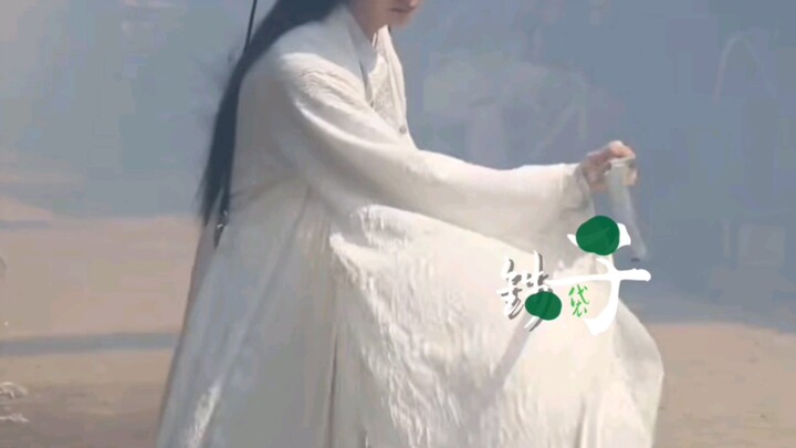 الجميع يستخدمون البدلاء إلا هو! حركاته رائعة وجميلة، ولا يمكن لأي شخص آخر في هذا التجمع أن يحجب رونق