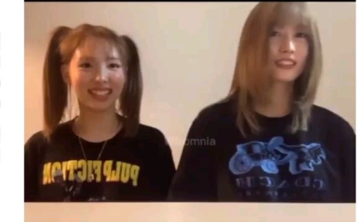 【TWICE】رقصت نايون ومومو على أنغام أغنية IZONE's FIESTA أثناء البث المباشر