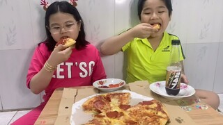 món ăn ngon l pizza phô mai xúc xích ngon tuyệt l delicious sausage cheese pizza