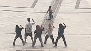[Passerby's Perspective] What are they dancing downstairs of the new building at Wuhan University of