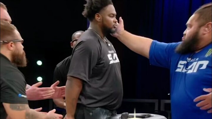 الأسود الصغير السمين يتفادى بسهولة صفعة قوية