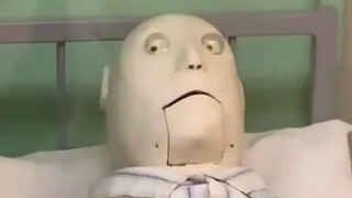 英国盖伊医院里的捐赠箱，投进去一枚硬币，就能看到“病患"被治愈后的微笑......