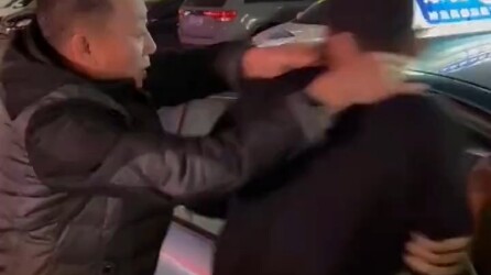 Si anak muda pegang Magotan di satu tangan dan CT5 di tangan lainnya—nggak ada yang bisa kabur, dia 