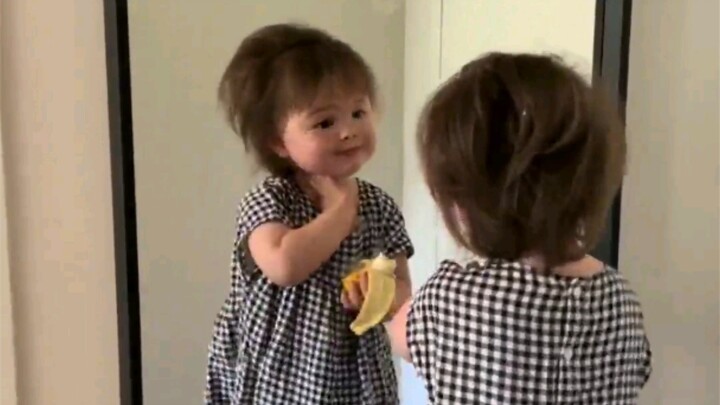 Có vẻ như cô ấy biết mình rất dễ thương.