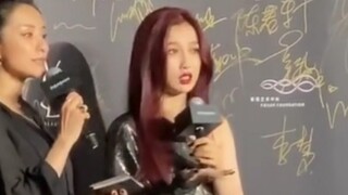 ไม่น่าแปลกใจที่บางคนบอกว่าชุดของ Yu Shuxin ทุกวันนี้ไม่โชว์เรียวขา และส่วนสูง 169 ซม. ของเธอก็ไม่มีป