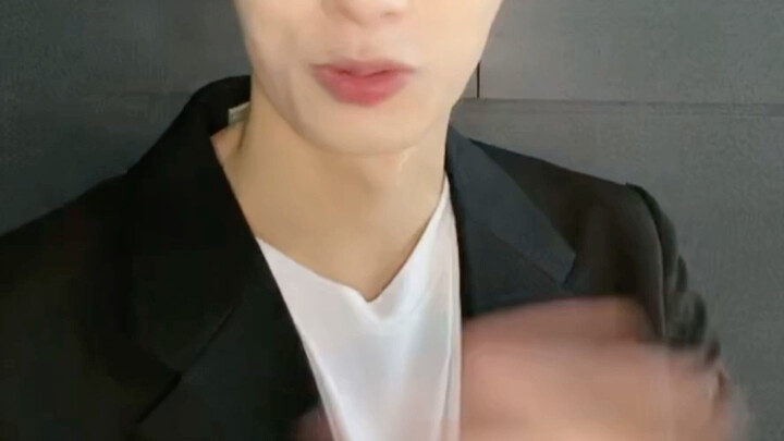 Wen Junhui livestream: Mọi người hãy kiên nhẫn chờ Seungkwan trở lại nhé! Ngoài ra, tôi đã nghĩ ra c