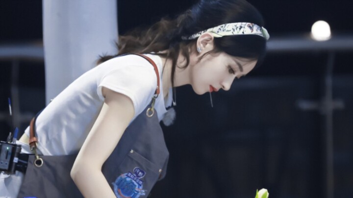 Chương trình tạp kỹ thực sự tệ, nhưng các người đẹp trông rất đẹp trong trang phục của họ.