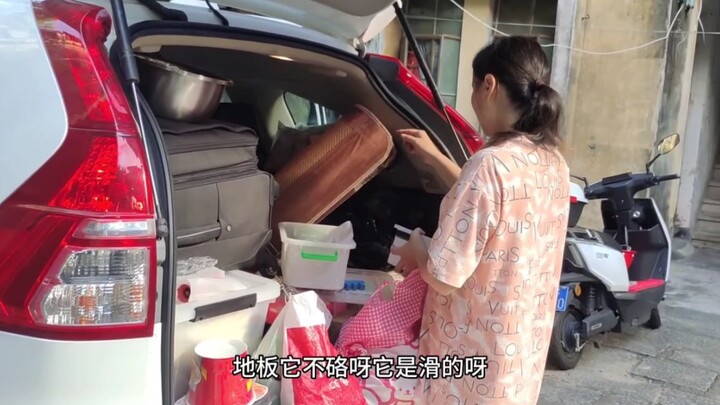 I’ve lived here for over a decade—my stuff has piled up so much that even this big car can’t fit it 