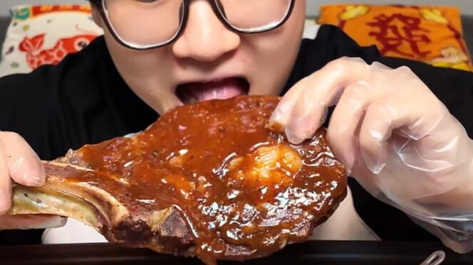 Kiếm được chút tiền b cũng khoe nứt cả mồm rồi...