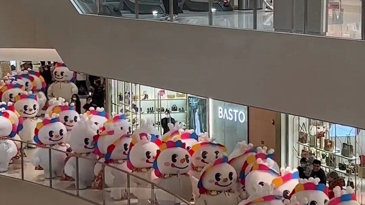 سمعت أن الجميع هناك طلاب جامعيون يبتسمون بسعادة مقابل 50 يوان؟