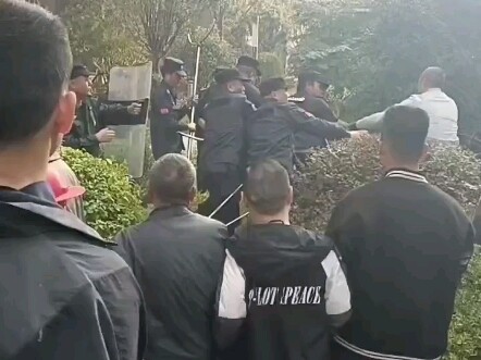 In Yongzhou, Hunan, workers went to the Xufu Tianyu residential complex to demand unpaid wages, only