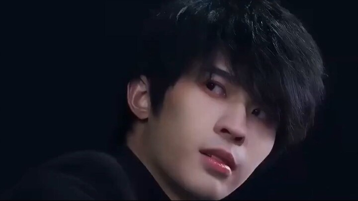 Fall Madly in Love With Her! 出狱后她收留流浪汉，谁知他竟是隐藏身份的亿万总裁，还对她宠爱入骨！