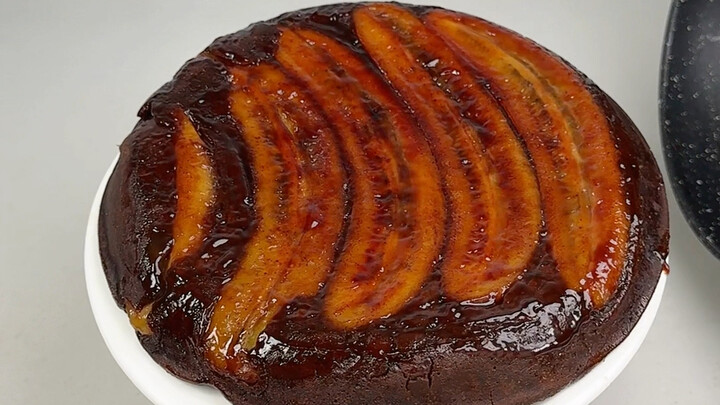 إذا لم يكن لديك مقلاة هوائية أو فرن، سأعلمك كيف تصنع كعكة، وبالتحديد كعكة الموز!