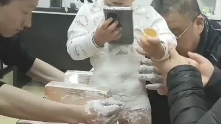 Chuyên gia công nghệ chế tạo chân giả cho bé 3 tuổi, mong con mãi khỏe mạnh – Đây mới là chuyên gia 