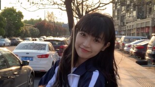 Hari ini adalah anak kuning kecil seragam sekolah