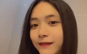 อะให้ดมเอง แล้วให้ทายว่าใช้น้ำหอมอะไร