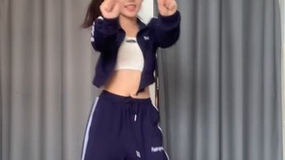 Semua bernyanyi dan menari SNEAKERS-ITZY