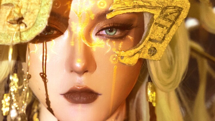 ต้นไม้ศักดิ์สิทธิ์ทองสัมฤทธิ์ซานซิงตุยถูกทำให้มีลักษณะคล้ายมนุษย์ มันคือสัญลักษณ์แห่งความเคารพต่อพระ