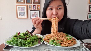 กินยำขนมจีนหมูยอเผ็ดๆแซ่บเวอร์ Eat Spicy  Thai Vermicelli Salad With Pork Sausage