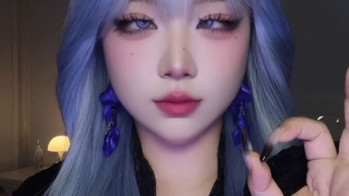 الأخت ذات الشعر الأزرق تجمع بين الانزلاق والازدراء ولفتة العين البيضاء لجلب الحظ السعيد