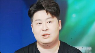 我看到了kmc策划的脸上写满了疲惫，像是经历了无数风雨，连笑容都变得有些勉强