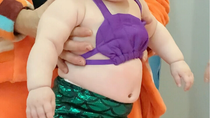 Wow! There’s a plump, gorgeous mermaid here!