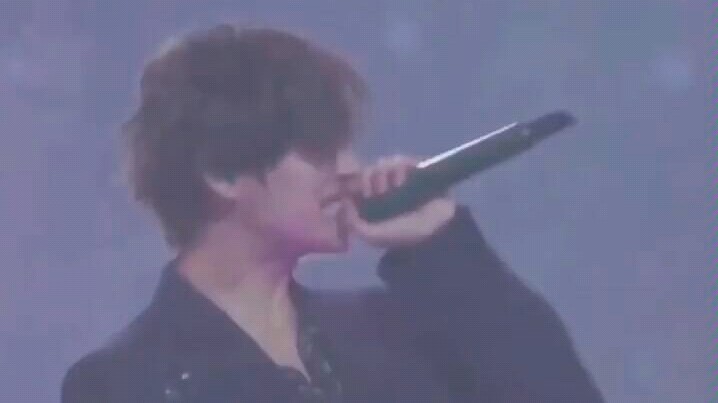 Rasakan cara Jin Tae-hyung menjentikkan lidahnya