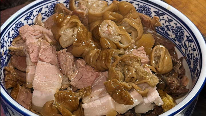 Do you think it's worth it to buy stewed pork and steamed buns for 50 yuan on the streets of Shenyan