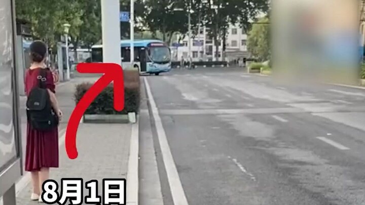 8月1日南京，公交集体降速，上班族急了，想下车推推。