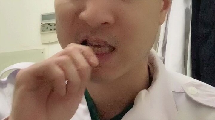 Vất vả lắm mới tan làm, thế mà lại có ba bệnh nhân khiếu nại tôi.