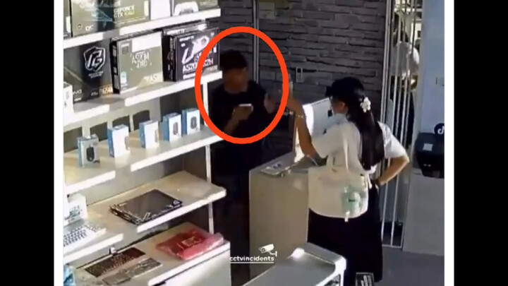 The girl followed the boss into the shop and was taken aback: He hadn’t expected a customer to walk 