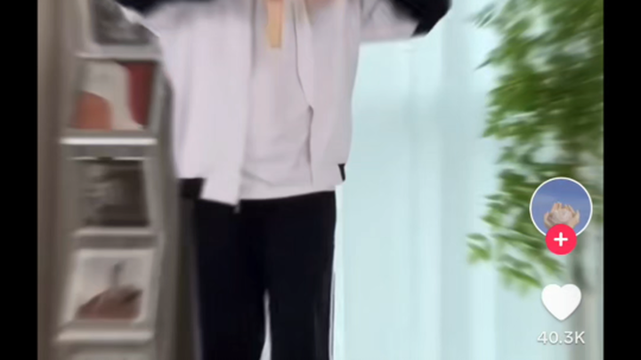 《TikTok》Watching domestic bloggers' transformation videos featuring traditional Chinese-style dances